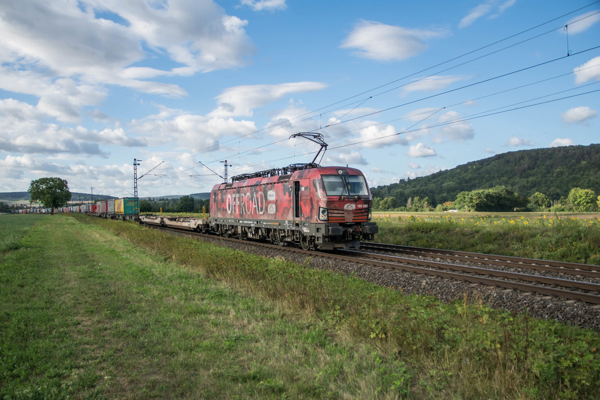 193 555-0 ist am 26.08.2020 mit einen Containerzug bei Himmelstadt in Richtung Norden unterwegs.