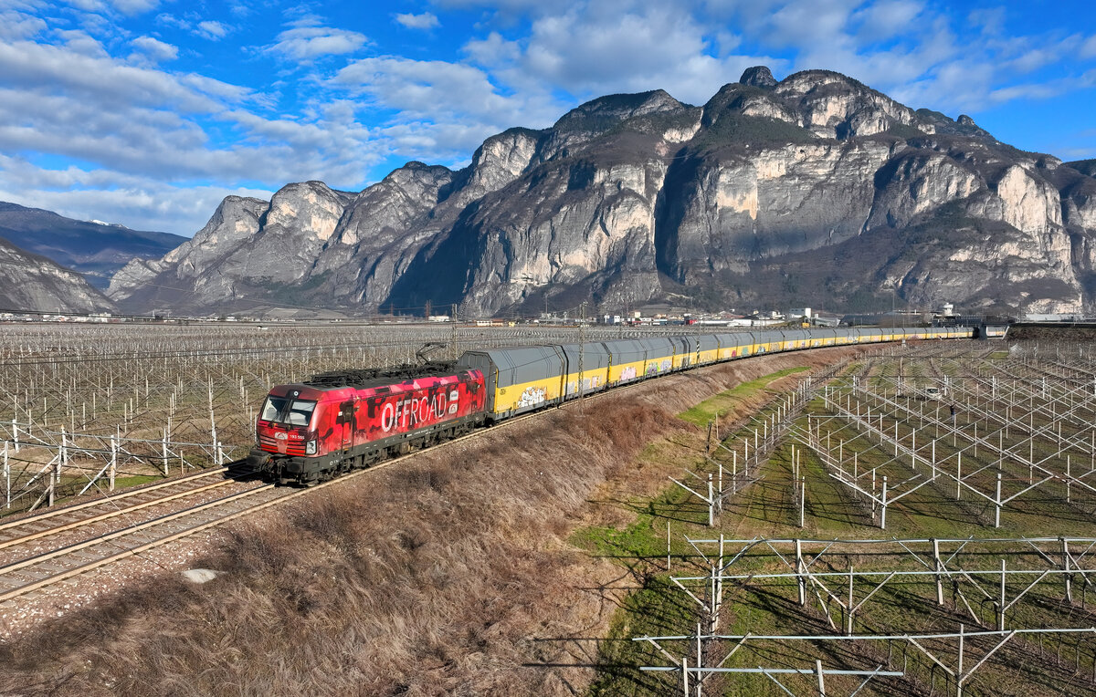 193 555 mit einem ARS Altmann am 20.02.2024 bei Mezzocorona.