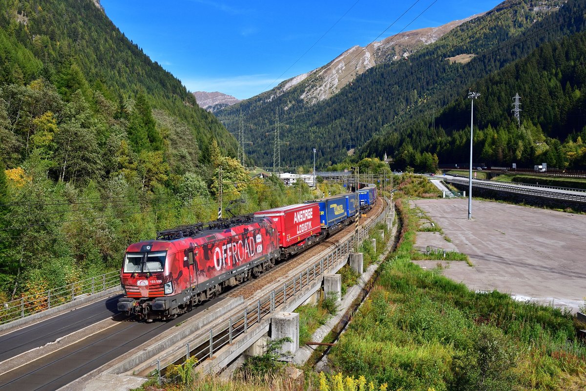 193 555 mit TEC 43105 am 12.10.2019 bei Brennerbad.