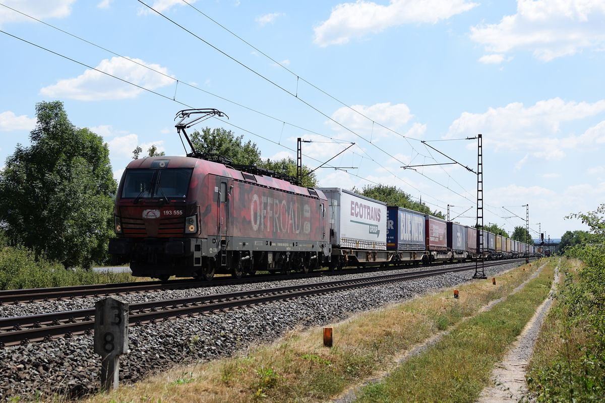 193 555  OFFROAD  zieht am 26. Juli 2018 einen Klv-Zug bei Thüngersheim Richtung Gemünden.