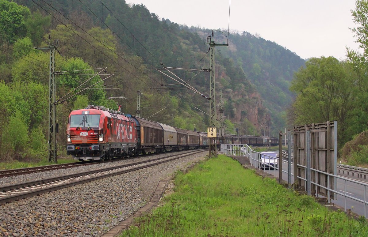 193 555 (TX Logistik) zu sehen am 04.05.17 in der Einfahrt Saalfeld/Saale.