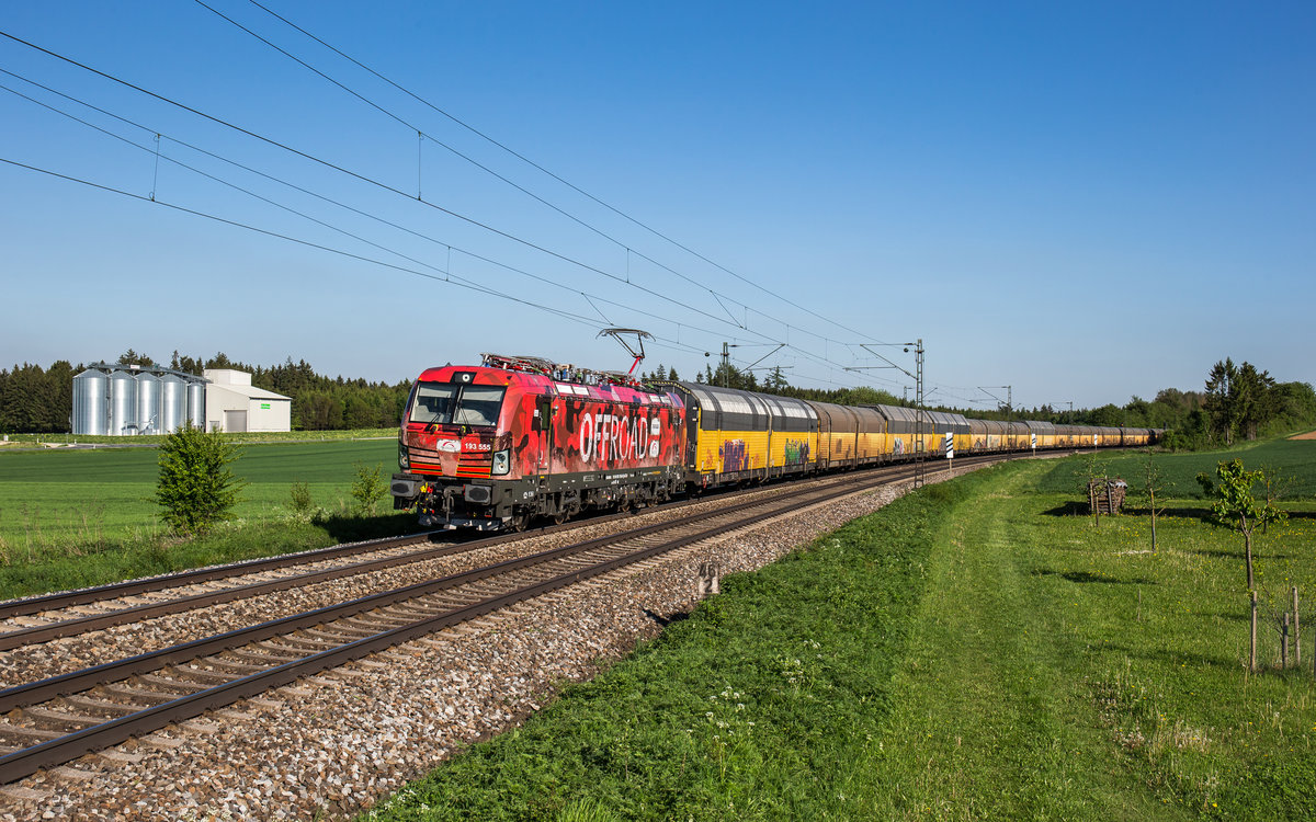 193 555, welche seit einigen Wochen für TX Logistik unterwegs ist, fährt mit einem Altmann bei Batzhausen in Richtung Nürnberg, aufgenommen am 17. Mai 2017.