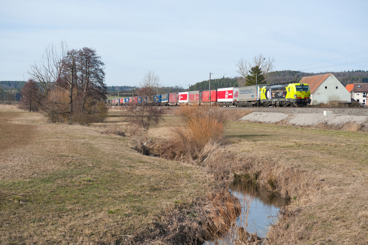 193 556 alphaTrains/TXL  with the licence to rail  mit einem KLV-Zug bei Mitteldachstetten Richtung Ansbach, 23.02.2019
