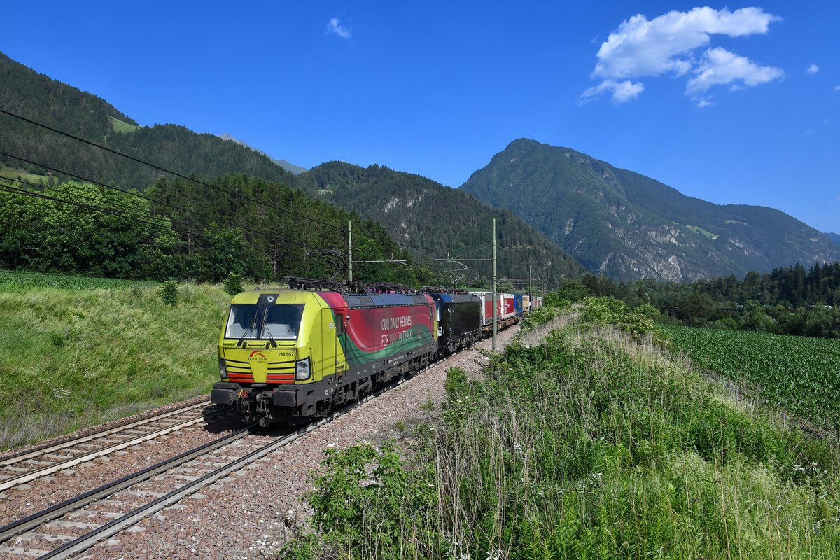 193 557 + 193 652 mit TEC 43152 am 26.06.2019 bei Campo di Trens. 