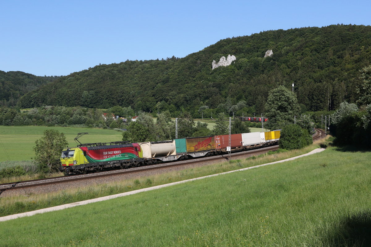 193 557 von  TX Logistik  mit einem  KLV  am 30. Juni 2020 bei Dollnstein/Altmühltal.