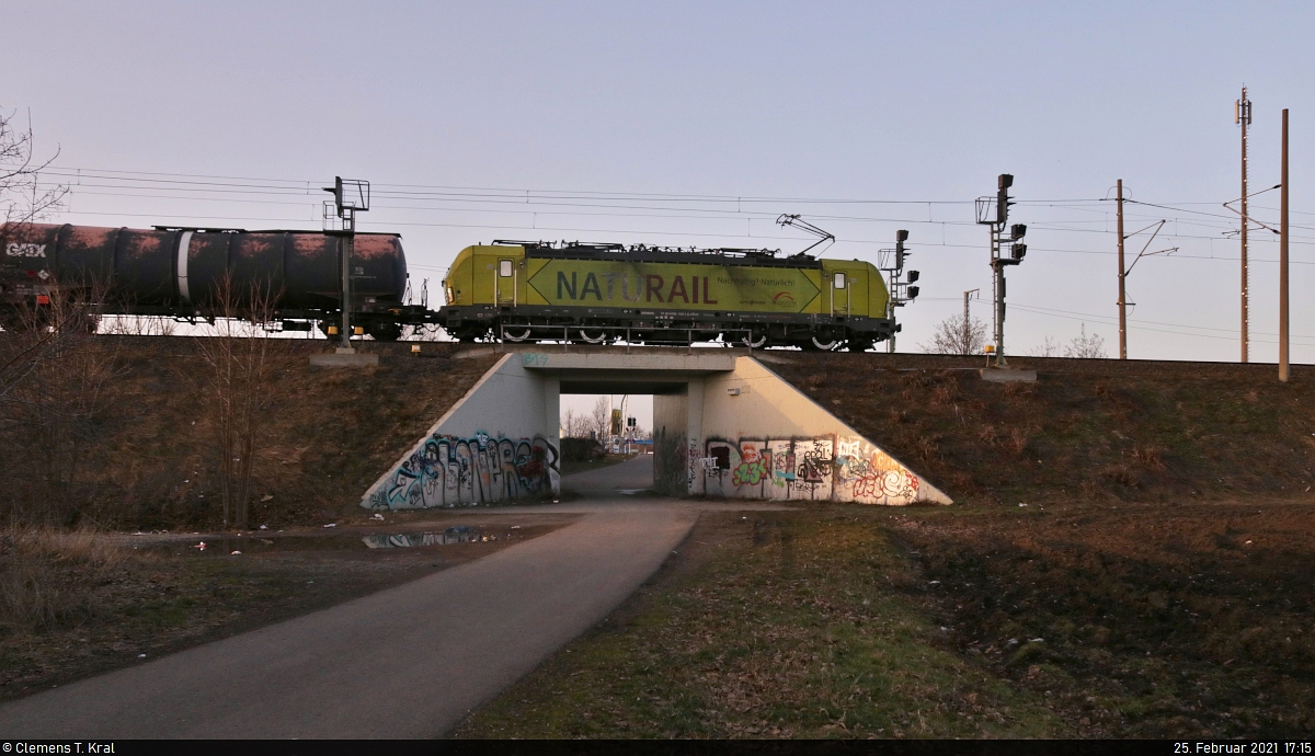 193 559-2 (Siemens Vectron)  Naturail  fährt mit Kesselwagen in Halle (Saale), Zöberitzer Weg, Richtung Bitterfeld.

🧰 Alpha Trains Luxembourg S.à r.l., vermietet an die TX Logistik AG (TXL)
🚩 Bahnstrecke Berlin–Halle (KBS 250)
🕓 25.2.2021 | 17:15 Uhr