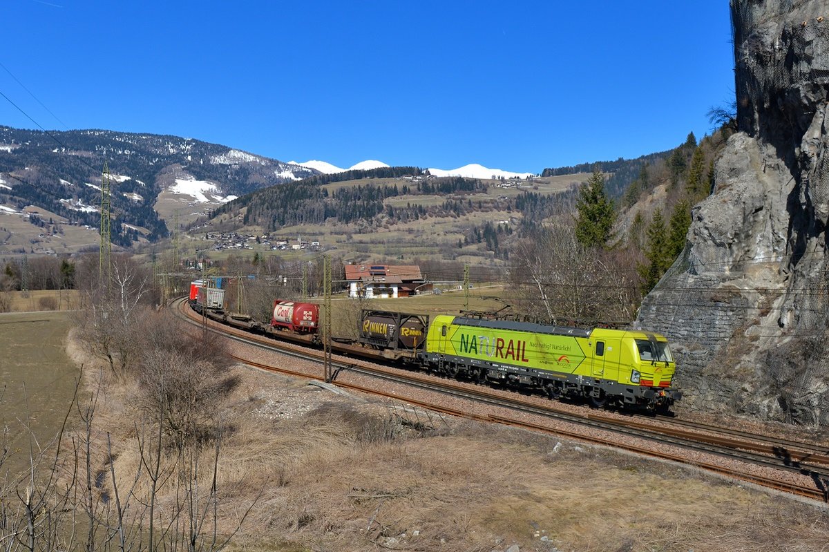 193 559 mit einem KLV am 24.03.2018 bei Sterzing.