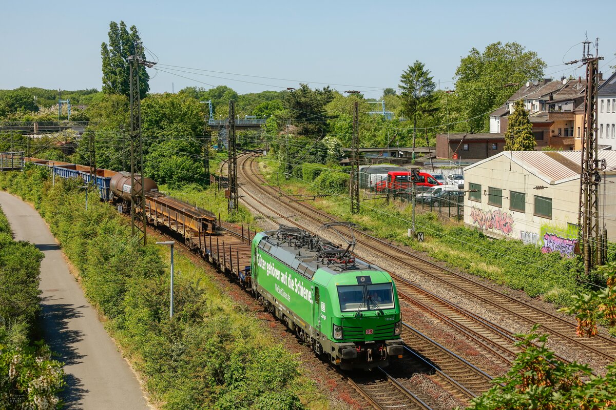 193 560  Güter gehören auf die Schiene  DB Vectron in Oberhausen Osterfeld, Mai 2023.
