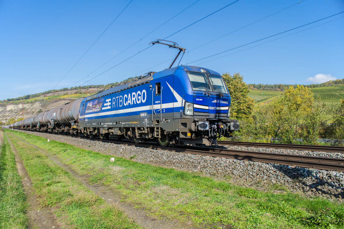193 564-2 ist am 12.10.2022 bei Thüngersheim mit einem Kesselzug in Richtung Süden unterwegs.