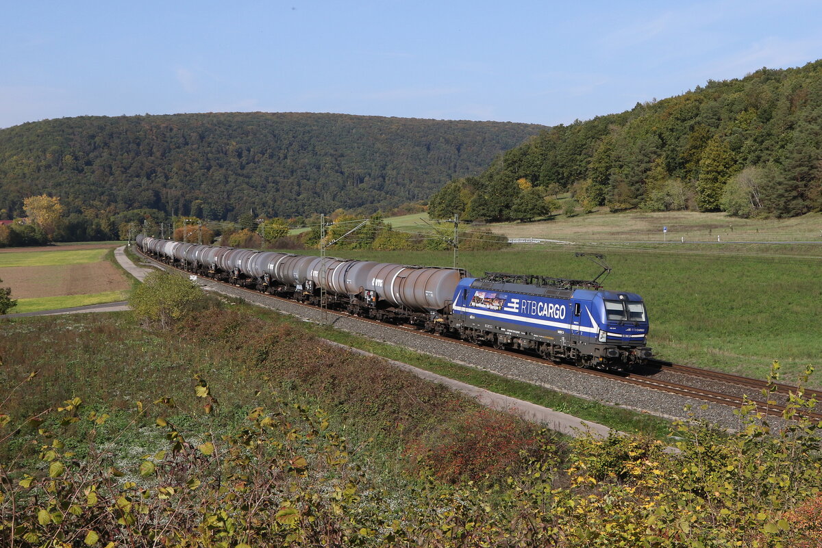 193 564 von  RTB Cargo  war mit einem Kesselwagenzug auf dem Weg nach Würzburg. Aufgenommen am 12. Oktober 2022 bei Harrbach im Maintal.