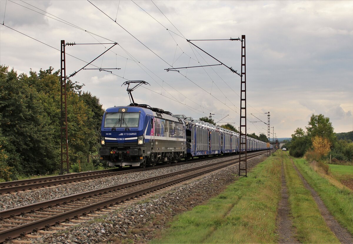 193 565 (RTB) fuhr am 17.09.21 mit einem Autozug durch Thüngersheim. 