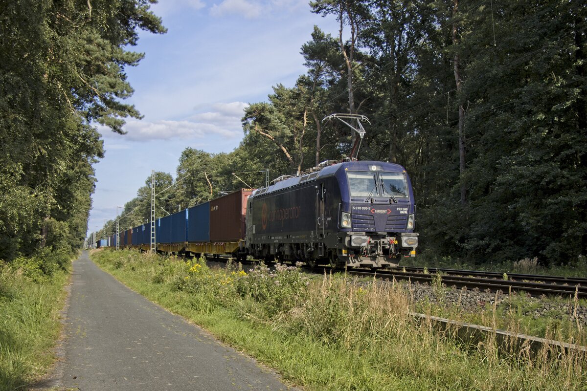 193 566 mit einem Containerzug bei Hamm-Neustadt (24.08.2021)