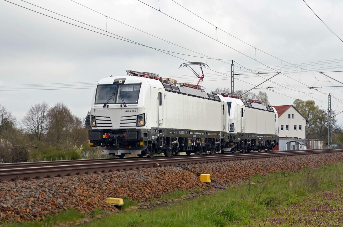 193 580 und 193 566 der slowakischen Rail Lease waren am 20.04.23 auf dem Weg vom Werk Dessau Richtung Bitterfeld. Hier rollen die beiden weißen Vectron durch Gräfenhainichen