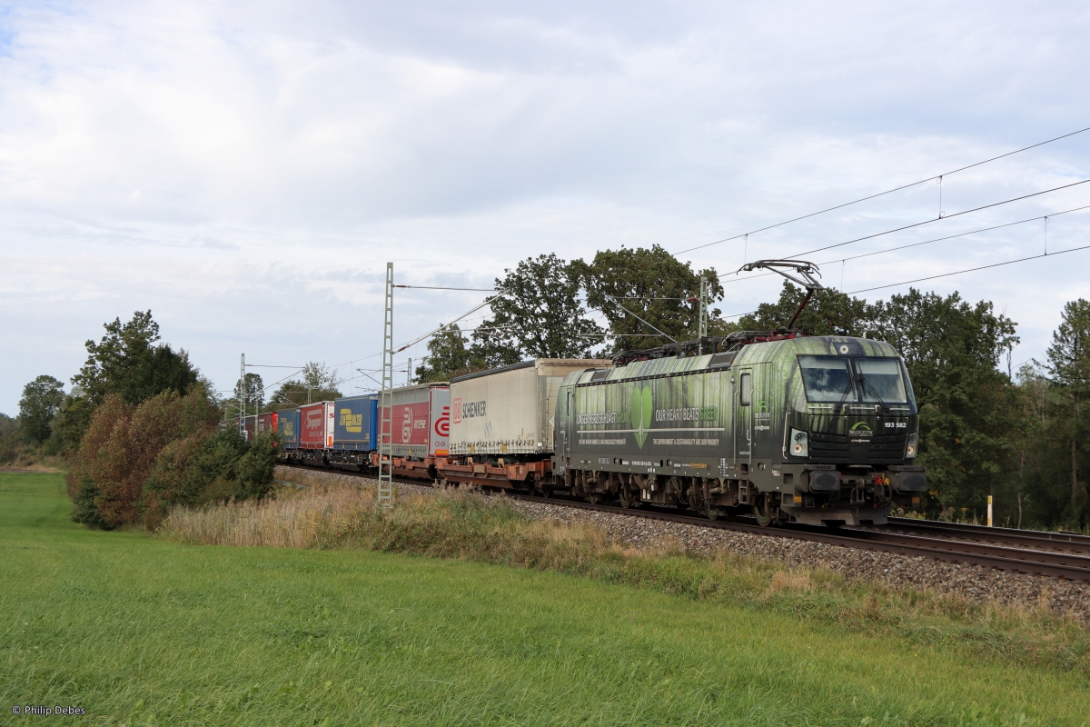 193 582-4 (TX Logistik -  Unser Herz schlägt grün ) mit einem Güterzug in Hilperting, 12. Oktober 2023
