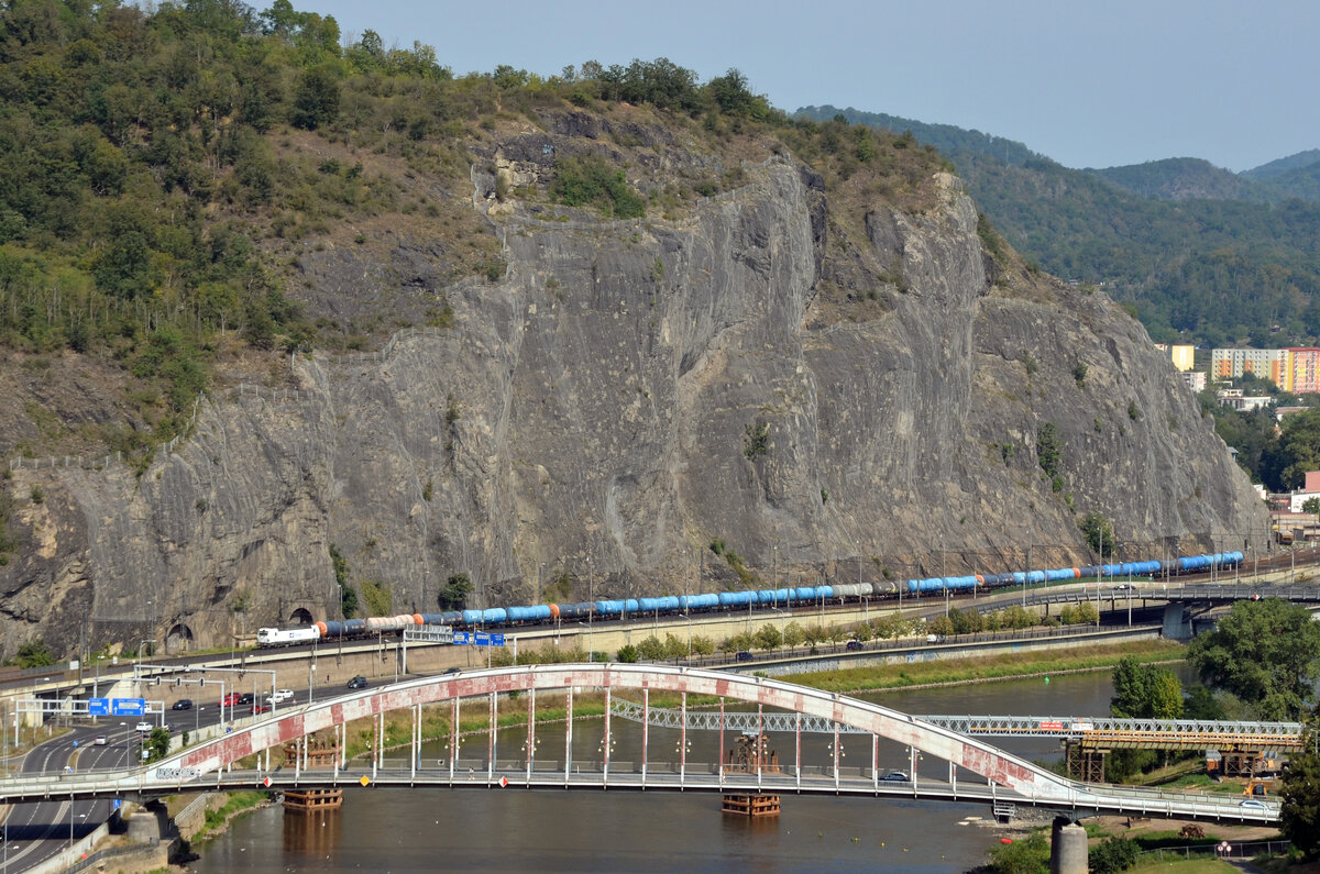 193 586 der CD Cargo erreicht mit einem Kesselwagenzug aus Richtung Decin kommend am 31.08.24 Usti n.L.. Die Fahrt ging weiter in Richtung Lovosice. Fotografiert von der Vetruse aus.