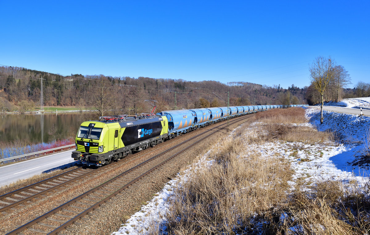 193 587 mit einem Getreidezug am 14.02.2021 bei Sandbach.