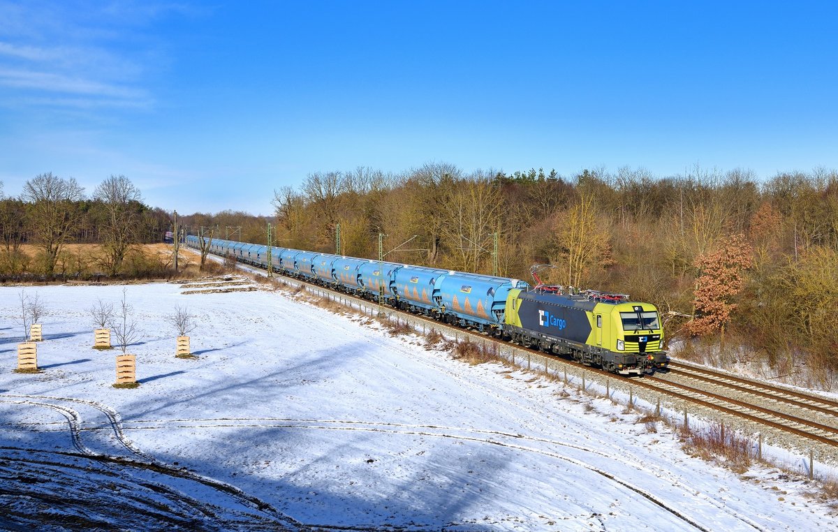 193 587 mit einem Getreidezug am 14.02.2021 bei Feldmoching.