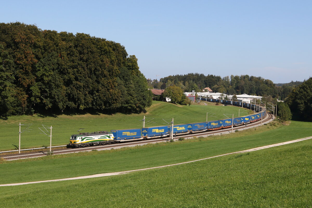 193 595 der  Raaberbahn  mit einem  WALTER-KLV  aus Freilassing kommend am 3. Oktober 2023 bei Axdorf im Chiemgau.