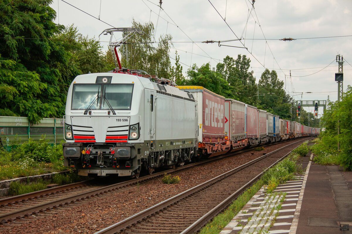 193 596 mit KLV in Königswinter, Juli 2021.