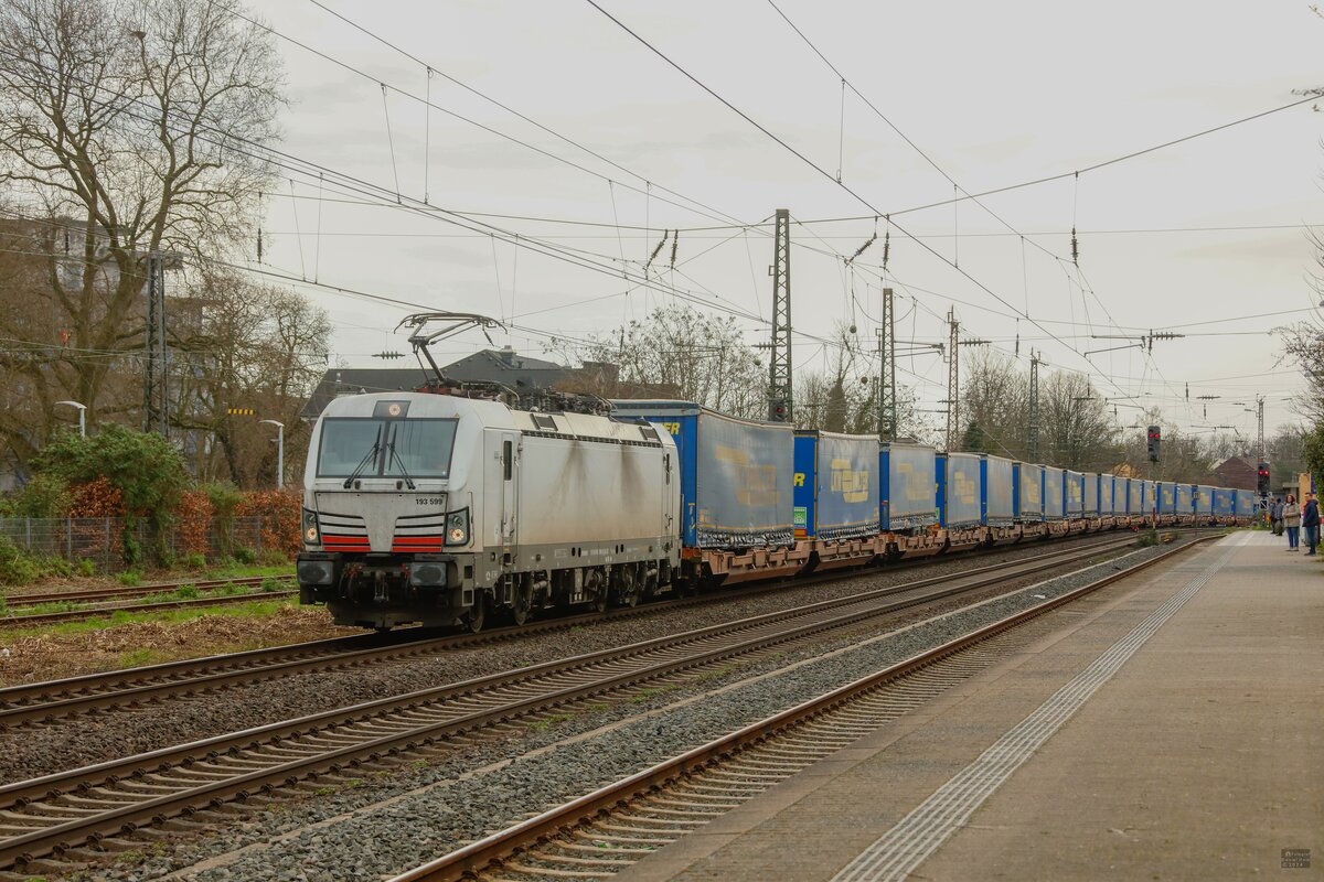 193 599 mit Lkw Walter KLV in Hilden, März 2024.