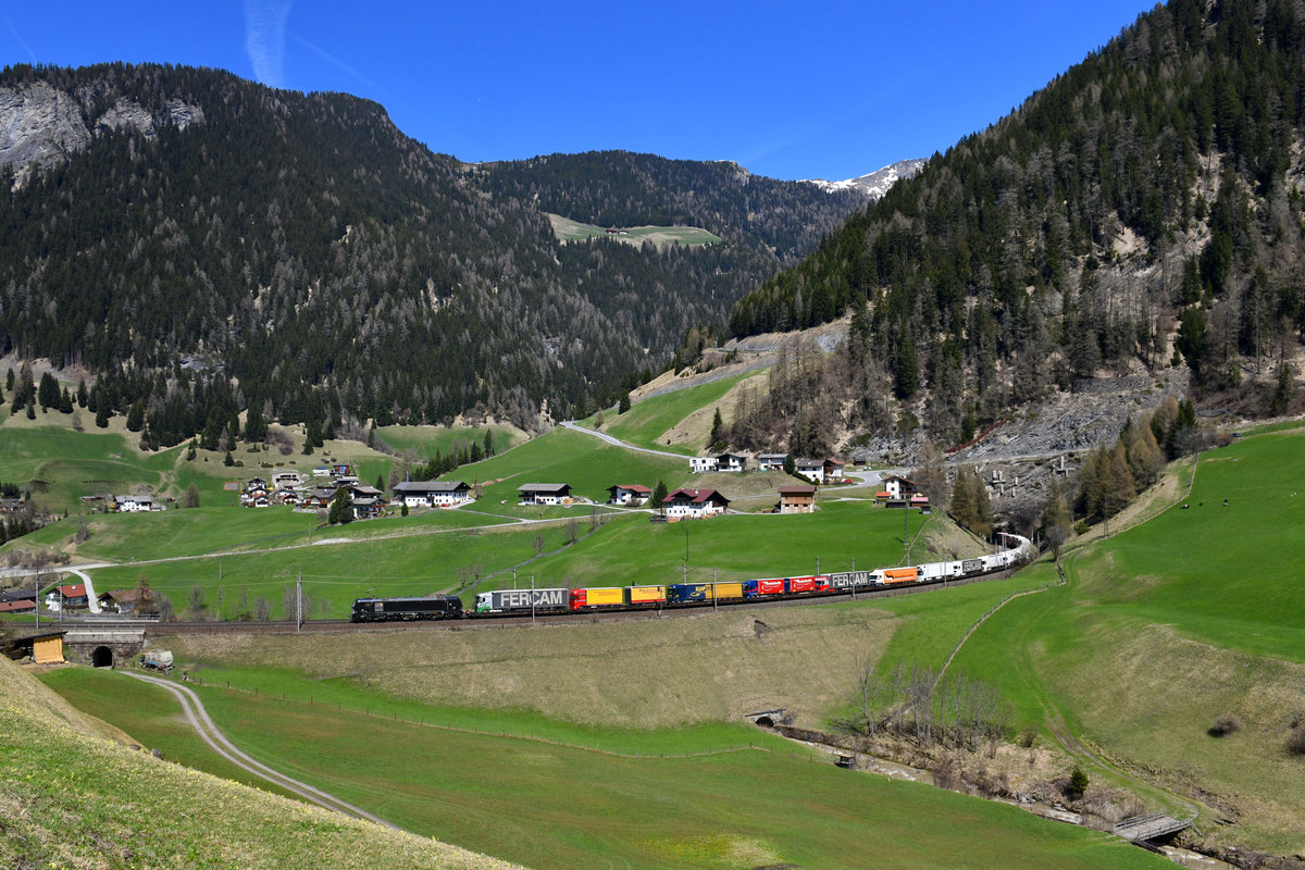 193 601 mit einer RoLa am 21.04.2018 bei St. Jodok am Brenner.  