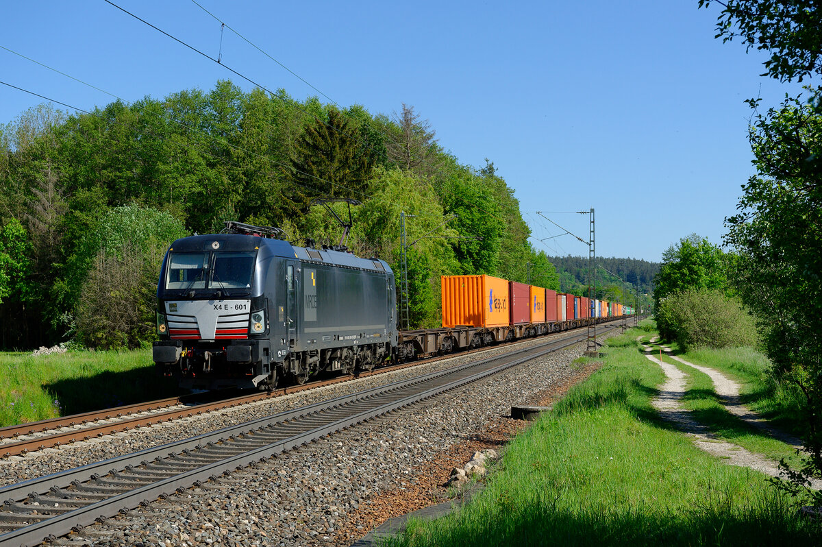 193 601 MRCE/WLC mit einem Containerzug bei Postbauer-Heng Richtung Nürnberg, 18.05.2020