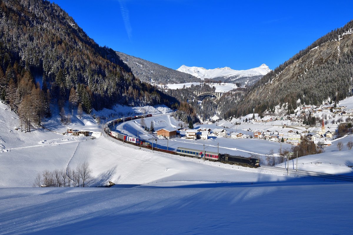 193 603 mit einer RoLa am 06.02.2019 bei St. Jodok am Brenner.