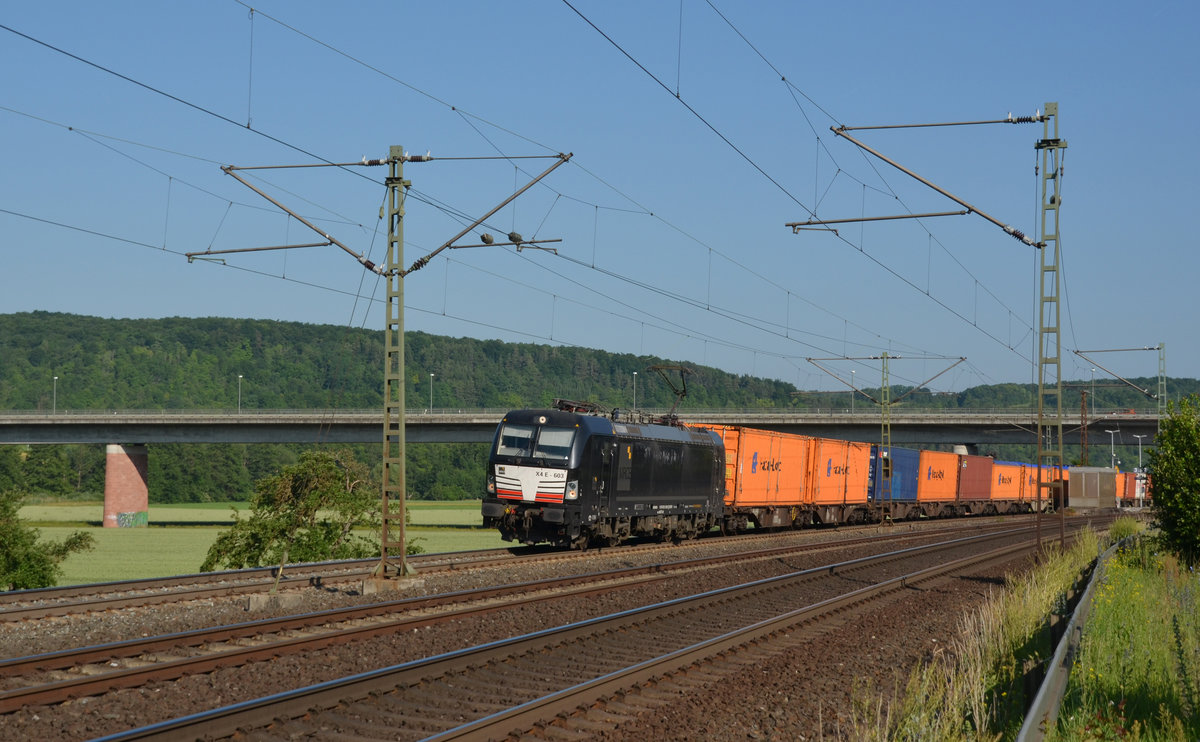 193 603, welche für BoxXpress tätig ist, führte am Morgen des 14.06.17 einen Containerzug durch den Bahnhof Retzbach-Zellingen Richtung Würzburg.