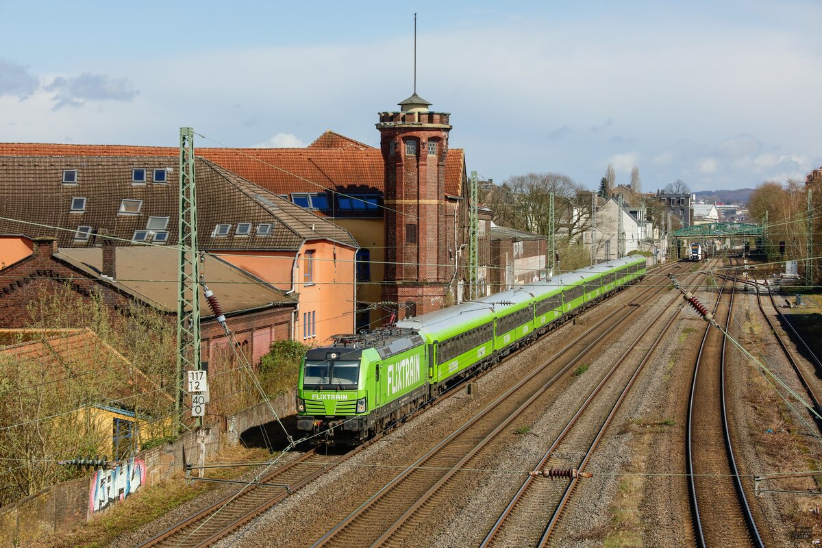 193 604 mit Flixtrain nach Aachen bei der Durchfahrt in Wuppertal, März 2024.