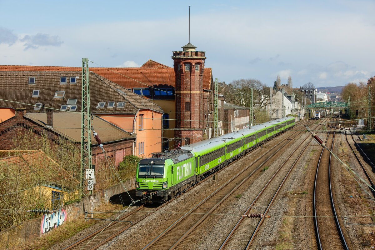 193 604 mit Flixtrain nach Aachen bei der Durchfahrt in Wuppertal Unterbarmen, am 23.03.2024.