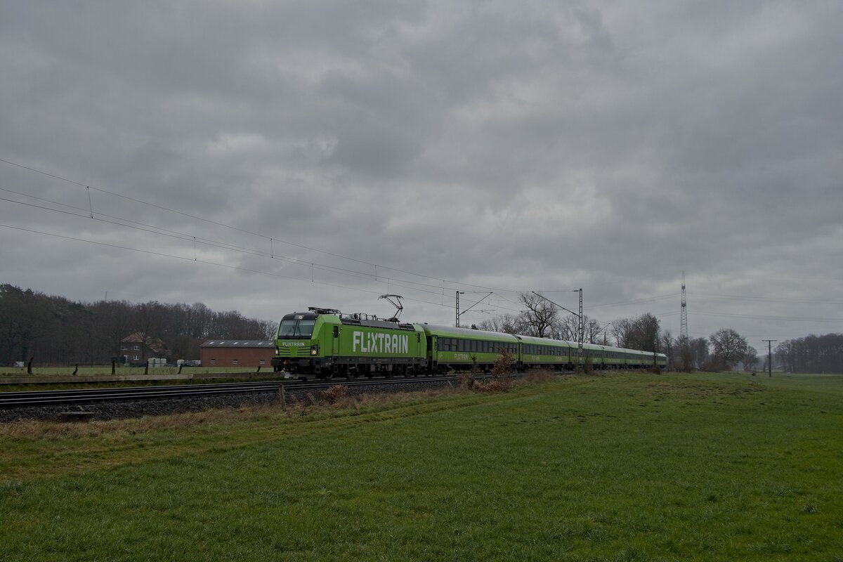 193 604 zieht den wegen einer Bü-Störung in Do.-Kurl über die Hamm-Osterfelder Bahn umgeleitet FLX 30 durch Hamm-Neustadt (12.03.2023) 