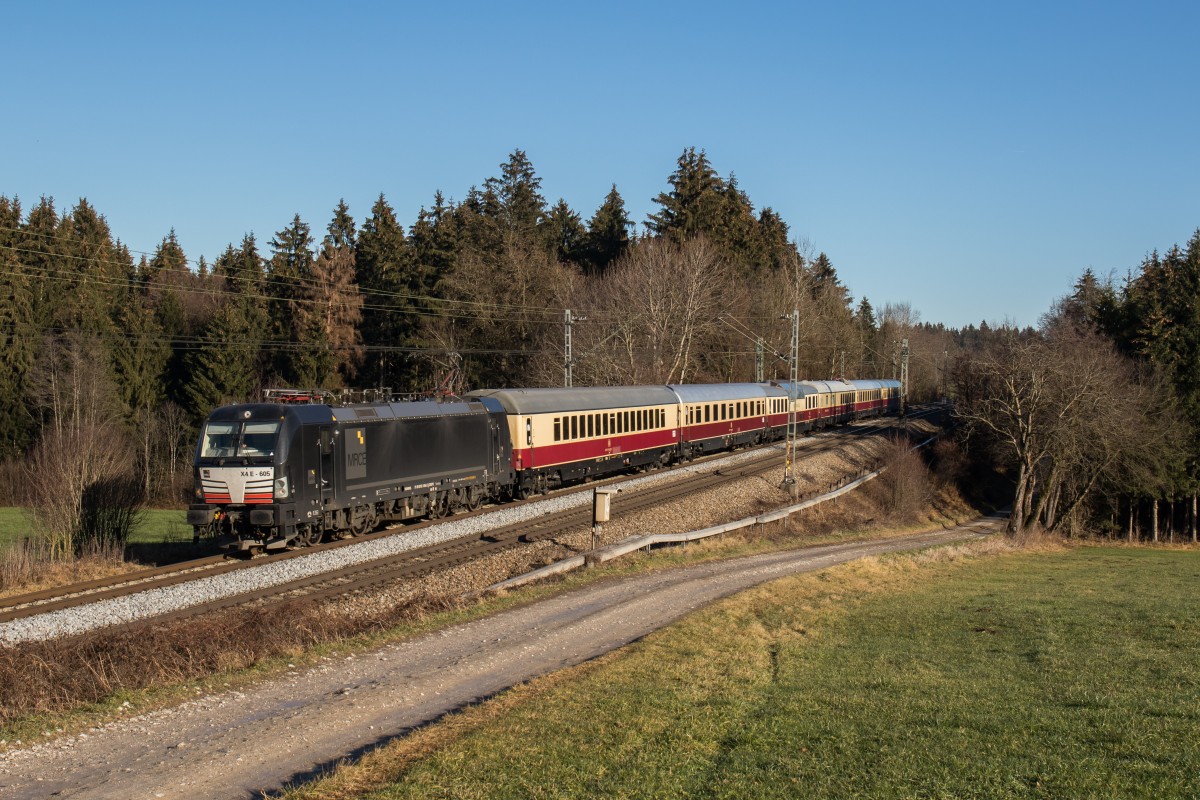 193 605 beförderte am 20. Dezember 2015 den TEE zurück nach Dortmund, hier zu sehen bei Grabenstätt.