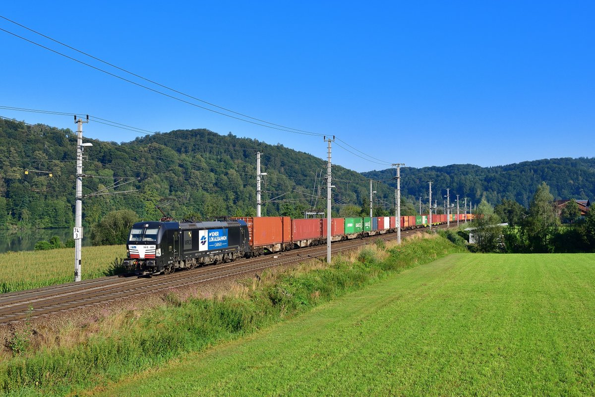 193 605 mit einem Containerzug am 12.08.2020 bei Wernstein am Inn.