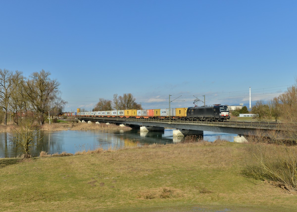 193 605 mit einem Containerzug am 22.02.2016 auf der Isarbrücke bei Plattling