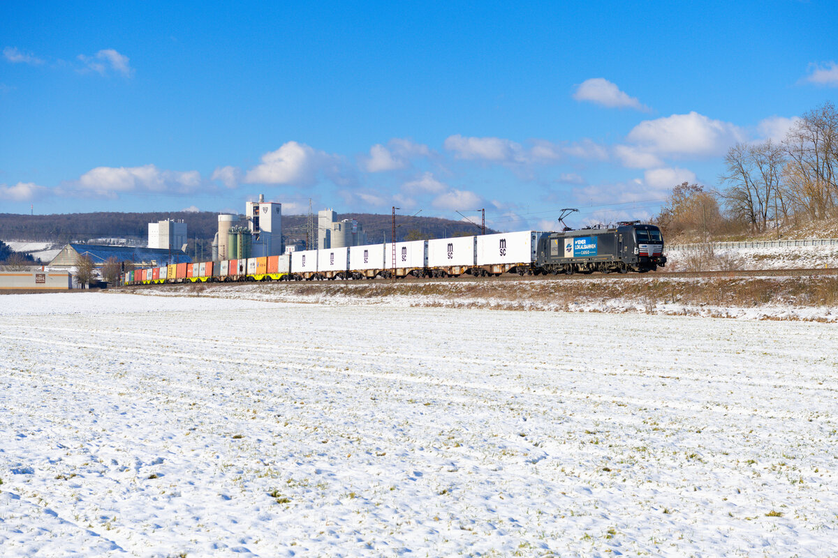 193 605 MRCE/Boxxpress mit einem Containerzug bei Karlstadt Richtung Würzburg, 12.02.2021