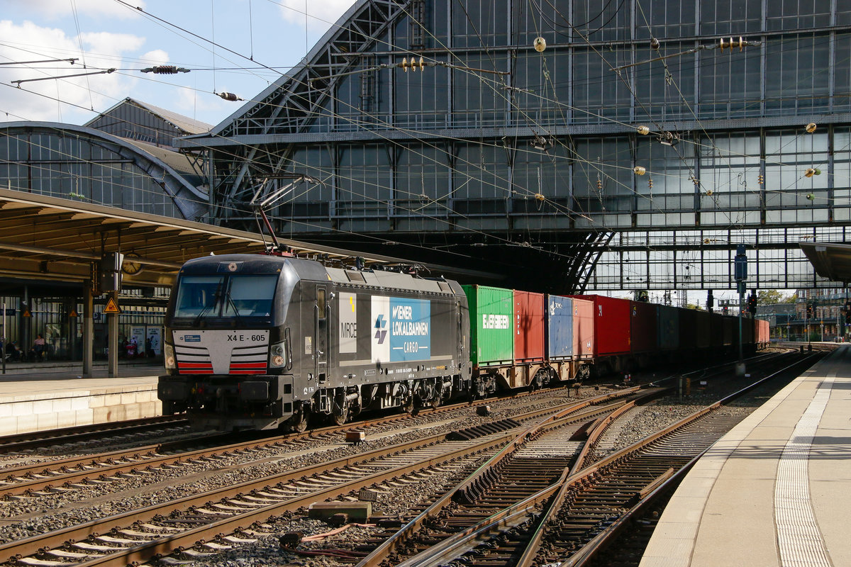 193 605 MRCE/WLC mit Containerzug in Bremen Hbf, am 29.09.2018.