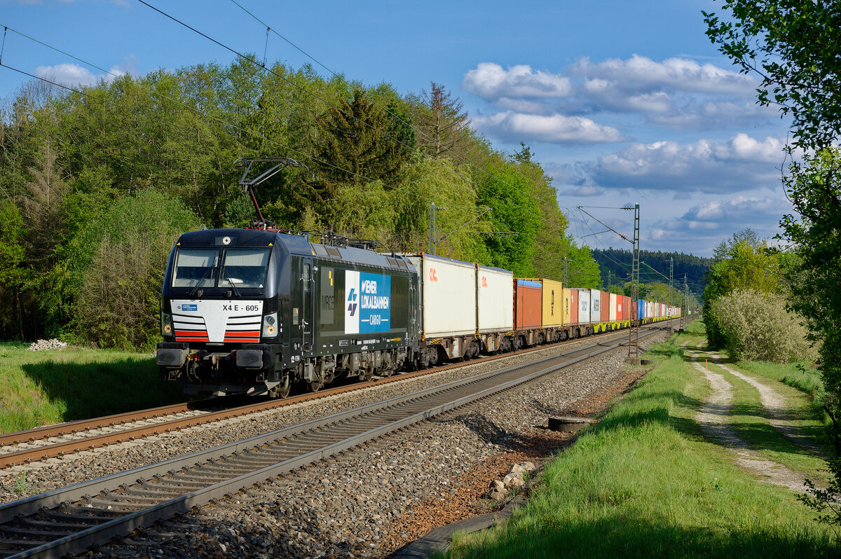 193 605 MRCE/WLC mit einem Containerzug bei Postbauer-Heng Richtung Nürnberg, 05.05.2020