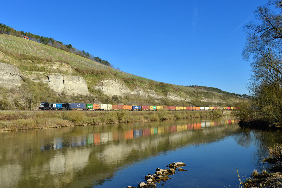 193 606 mit einem Containerzug am 07.04.2018 bei Himmelstadt. 