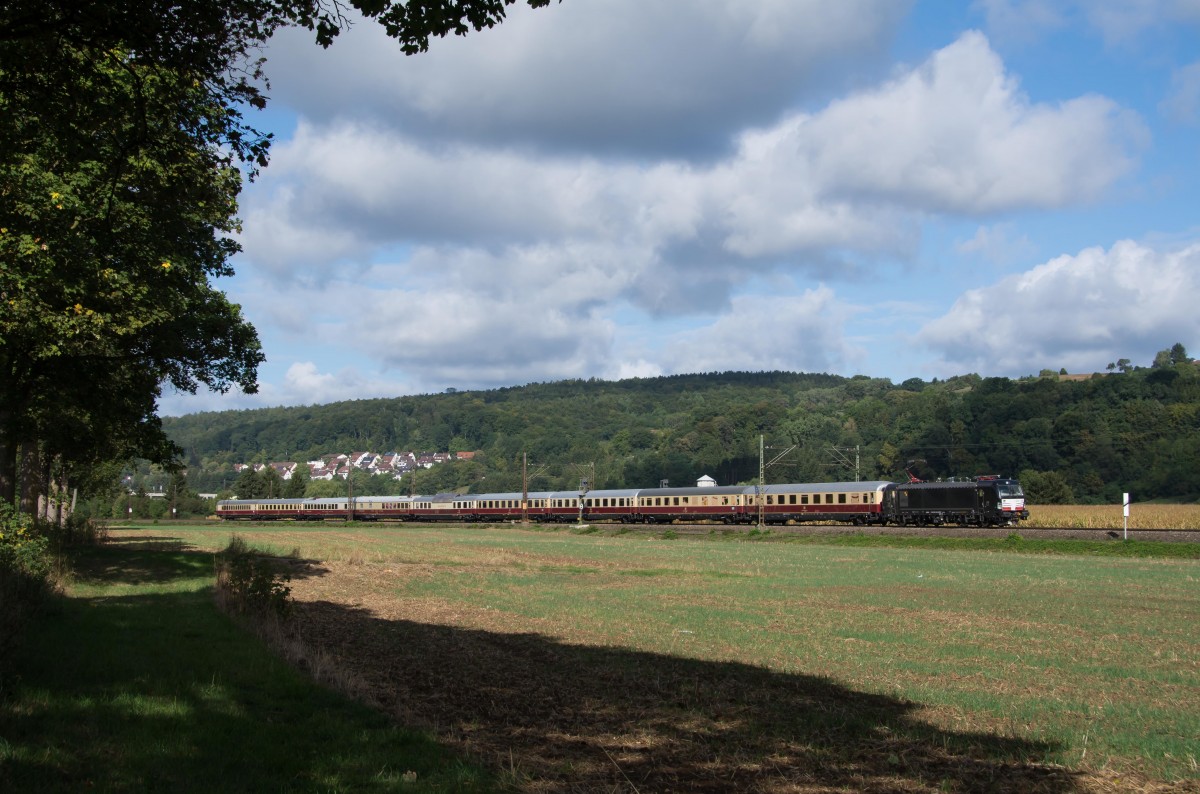 193 606 MRCE-WLC Cargo mit AKE Rheingold nach Österreich bei Uhingen an der Fils am 6.9.2015.