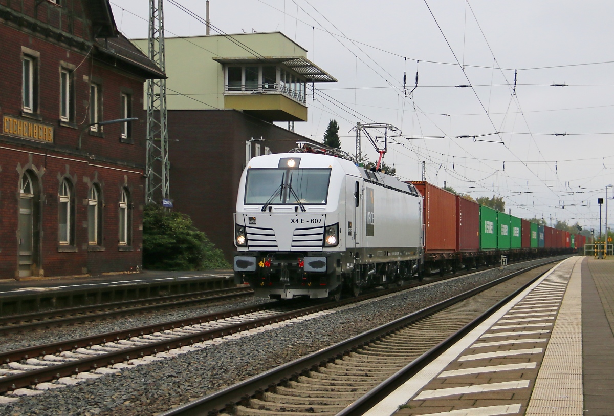 193 607-9 mit Containerzug in Fahrtrichtung Süden. Aufgenommen in Eichenberg am 16.10.2015.