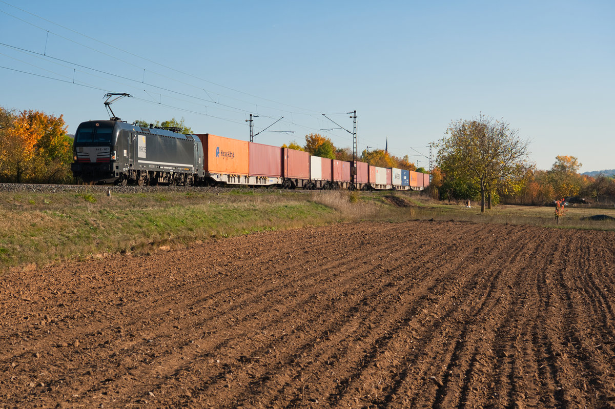 193 607 MRCE mit einem Containerzug bei Thüngersheim Richtung Gemünden, 13.10.2018