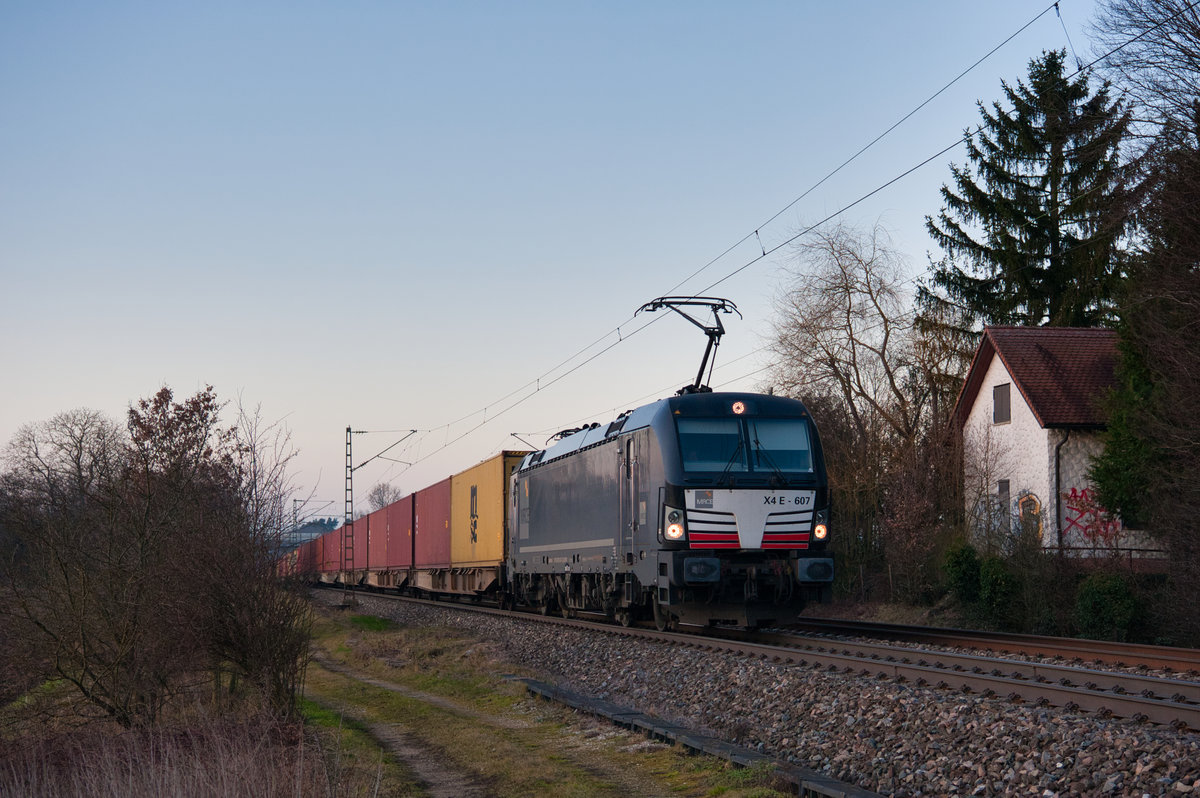 193 607 MRCE/boxxpress mit einem Containerzug bei Postbauer-Heng Richtung Regensburg, 17.01.2020