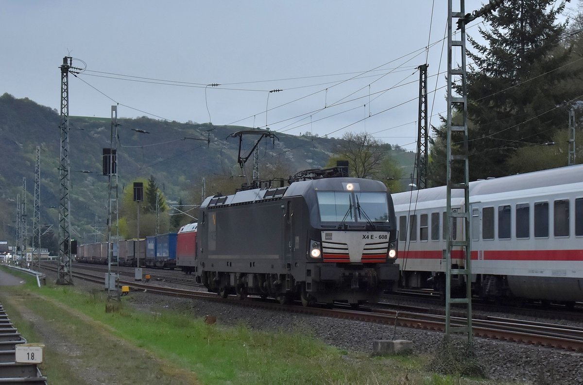 193 608 kann nach dem ein 411 durchfuhr endlich wieder auf die Strecke, hier verlässt er Fellen in Richtung Koblenz. Der IC, der den  Hintergrund  bildet wird von der  101 118 gen Süden gefahren. 13.4.2018