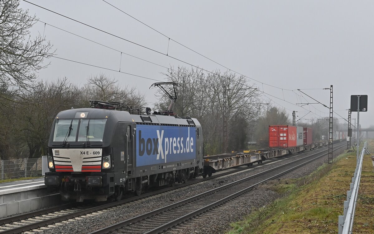 193 609 von Boxxpress mit einem KLV in Sulzbach gen Bensheim fahrend am 14.12.2021