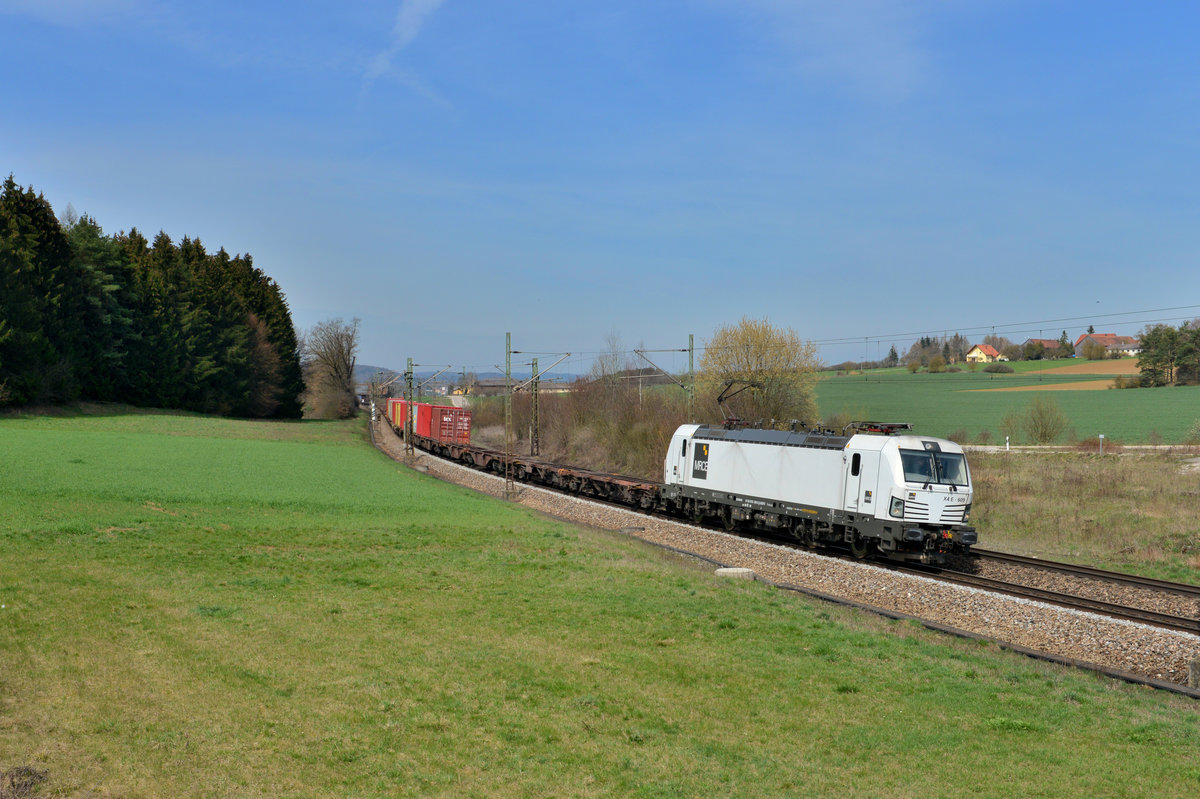 193 609 mit einem Containerzug am 05.04.2016 bei Sinngrün. 