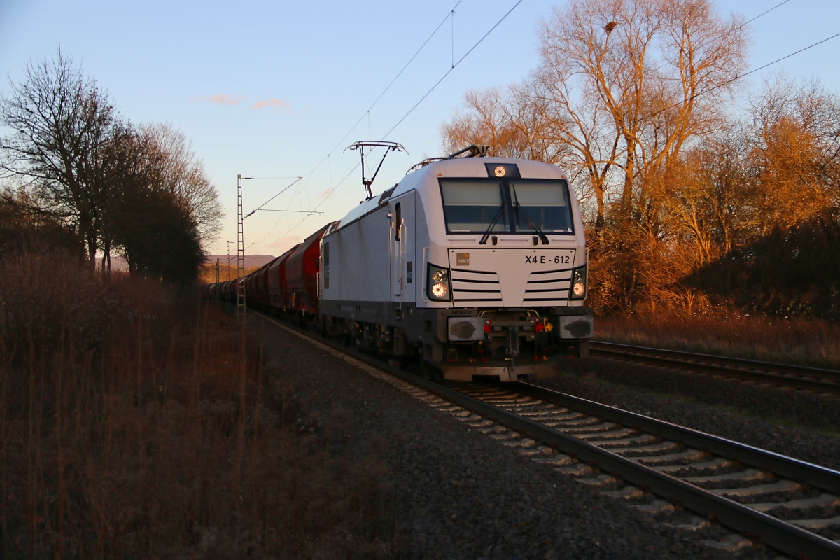 193 612 mit Kali-Zug in Fahrtrichtung Süden. Aufgenommen in Wehretal-Reichensachsen am 23.12.2015.