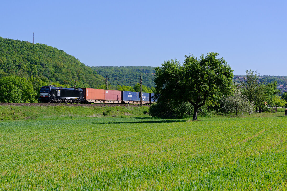 193 613 MRCE/Boxxpress mit einem Containerzug bei Wernfeld Richtung Würzburg, 07.05.2020
