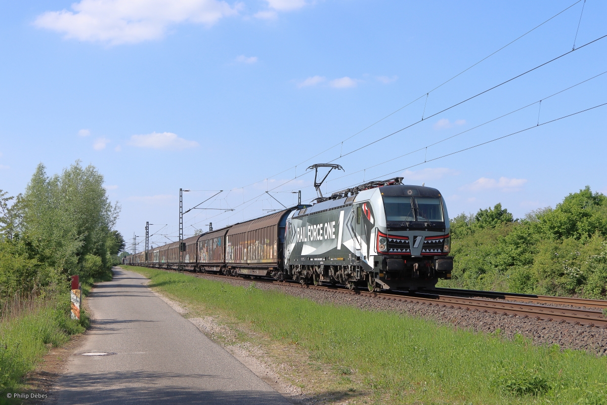 193 623-6 (Rail Force One) mit einem Güterzug in Kaarst, 14. Mai 2022