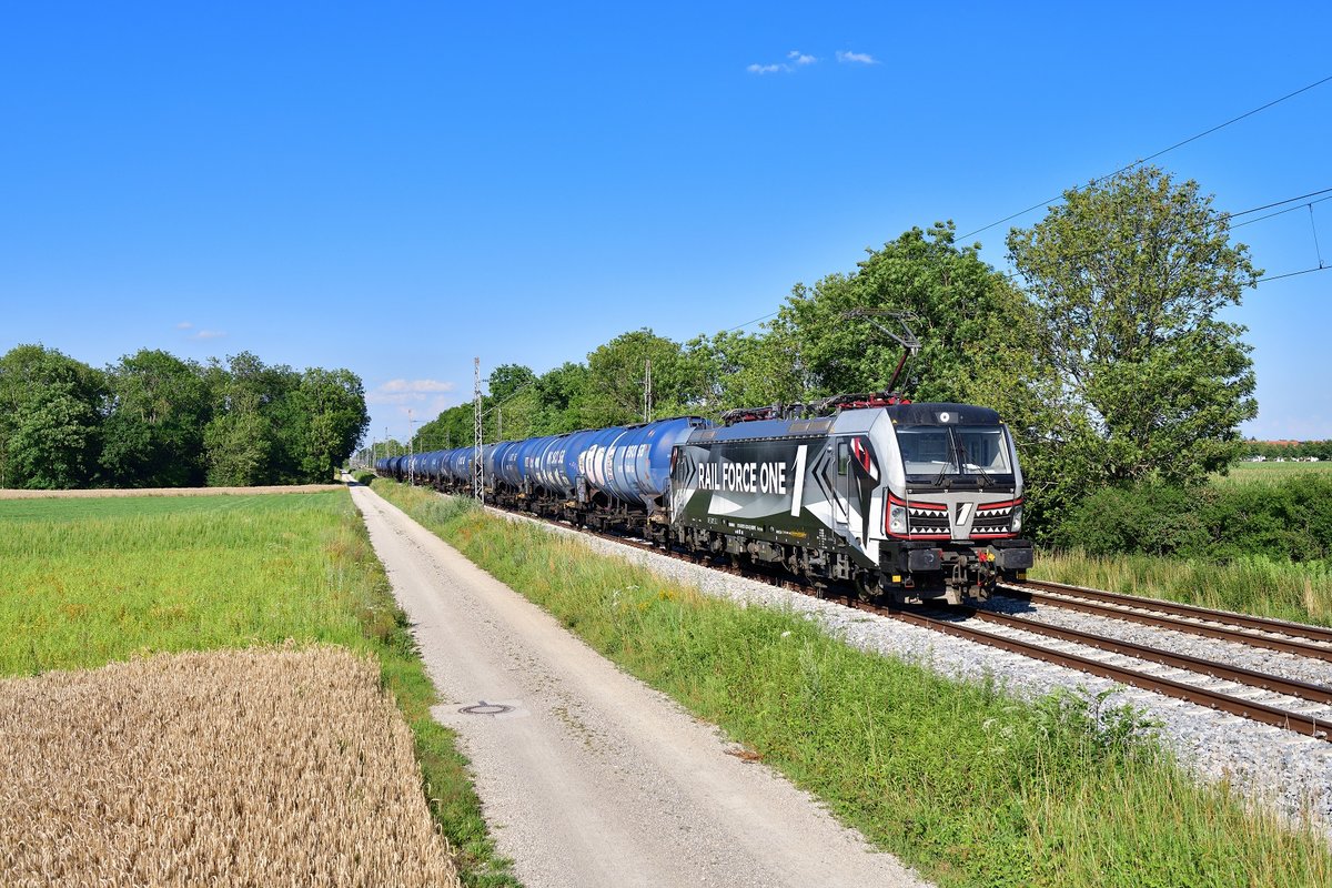 193 623 mit einem Kesselzug am 20.07.2020 bei Lohhof.