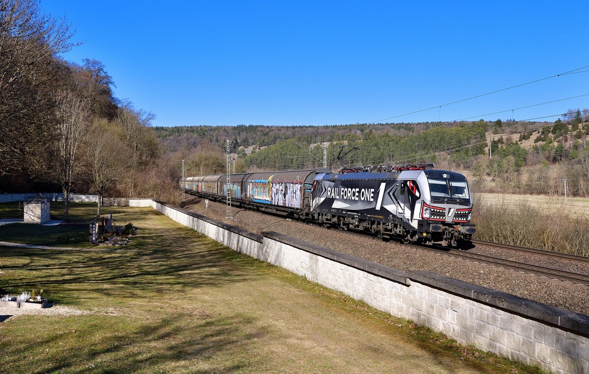 193 623 mit einem Schiebewandwagenzug am 22.03.2022 bei Solnhofen.